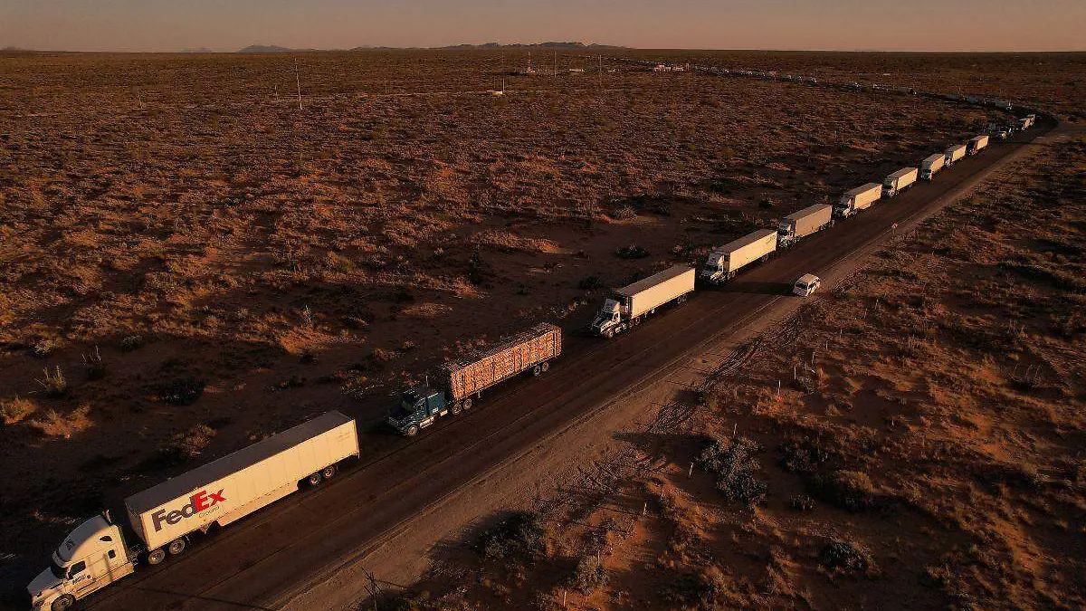 Trailers varados en frontera Mexico-Texas